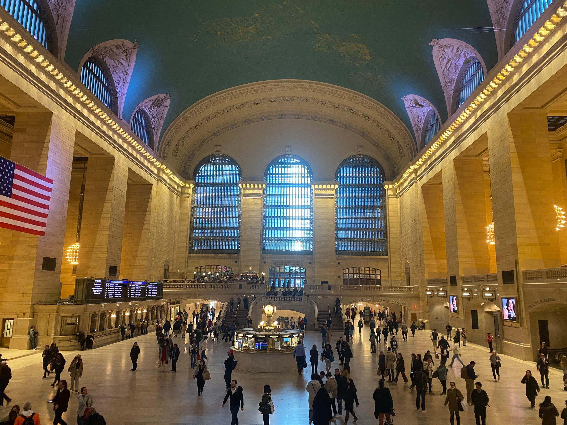 Grand hall de Grand Central Terminal, ses trois grandes fenêtres cintrées et la foule des voyageurs